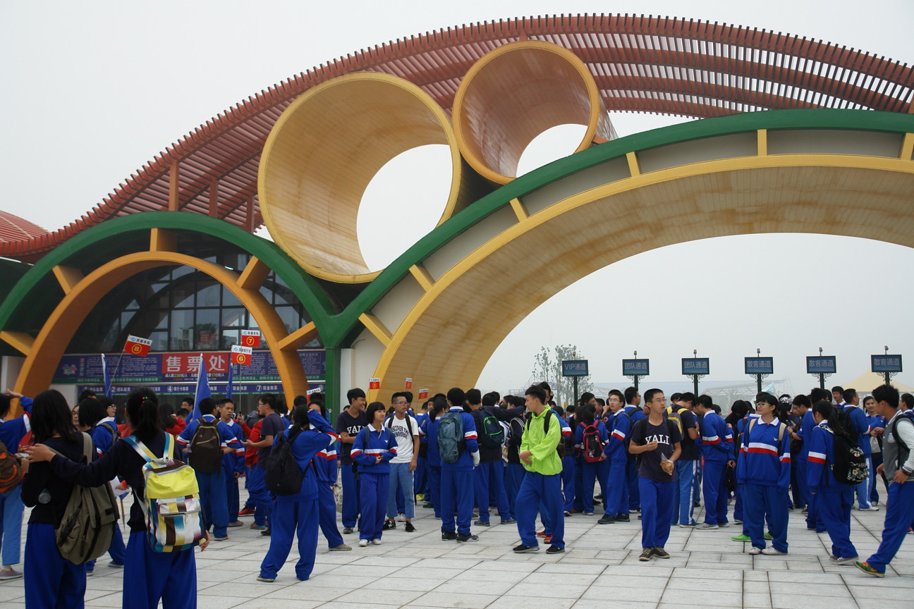 长沙南雅中学2500多名师生畅游柏乐园