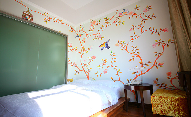 阳光灿烂的日子，小鸟在枝头尽情歌唱