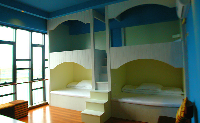 天蓝色的壁纸，与窗外碧蓝的湖景相互映衬