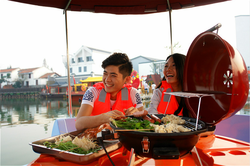 烧烤船提供食材，可乘坐6-8人，是家庭聚会、朋友小聚之首选