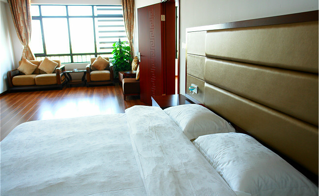 舒适大床，沙发，提供旅途最惬意的港湾